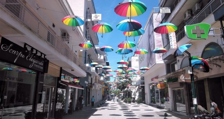 Τρίκαλα: Εορταστικό ωράριο από 15 Δεκεμβρίου - Τρεις Κυριακές ανοιχτά τα εμπορικά